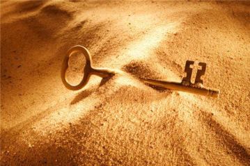 Ключ в песке