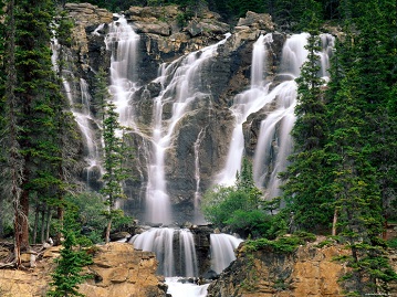 Высокий каменистый водопад